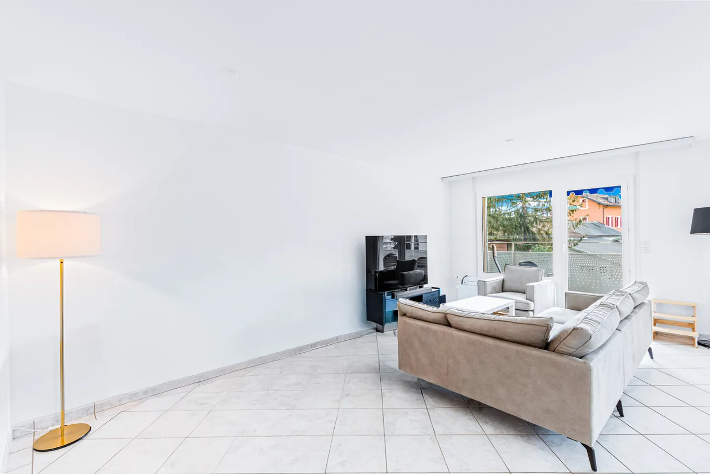 Large apartment with lake view and just steps from amenities! - Photo 3 of 14