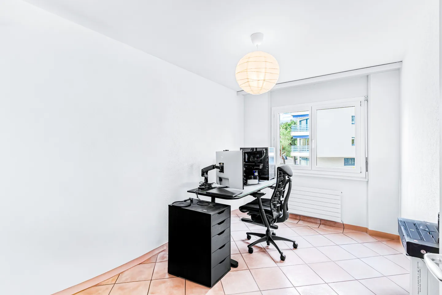 Large apartment with lake view and just steps from amenities! - Photo 7 of 14