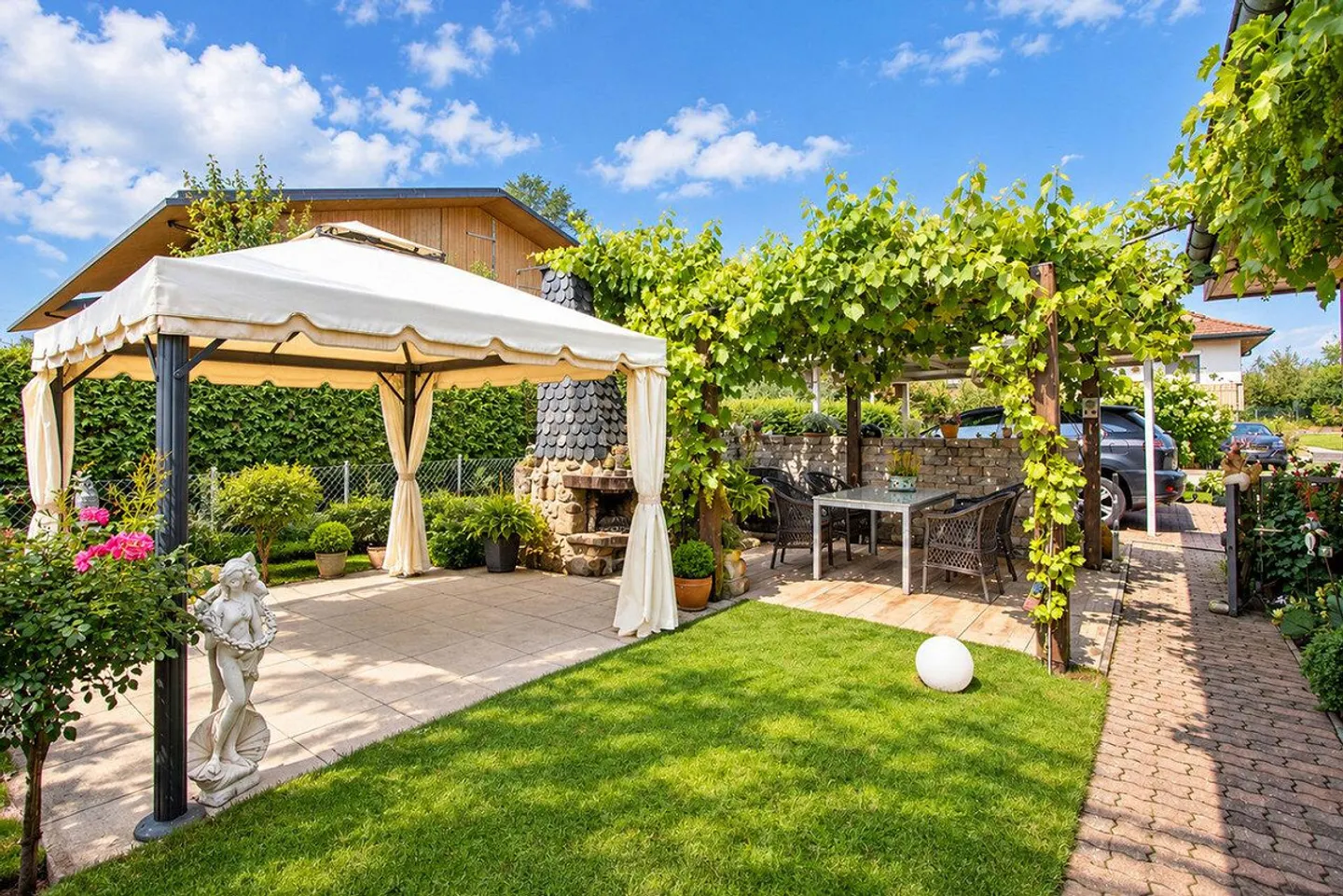 6.5-Room Family Paradise Villa with Generous Surroundings - Photo 7 of 29
