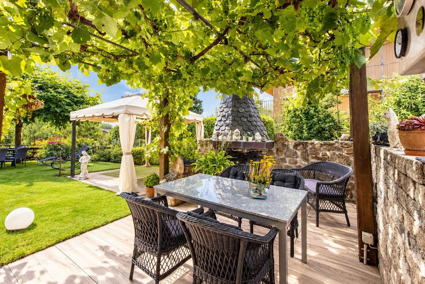 6.5-Room Family Paradise Villa with Generous Surroundings - Photo 8 of 29