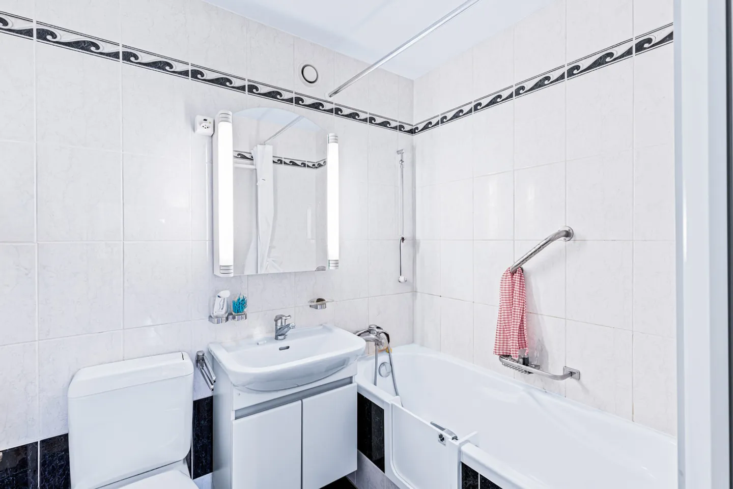 Large apartment with lake view and just steps from amenities! - Photo 9 of 14