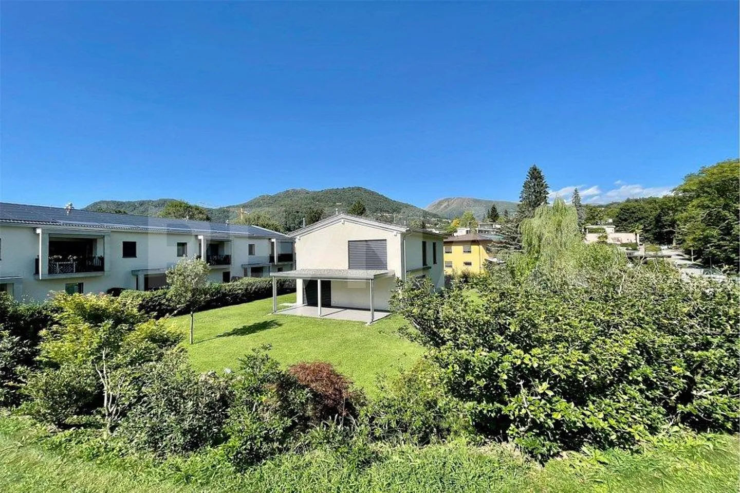 Villa moderna con grande giardino - Foto 1 di 13