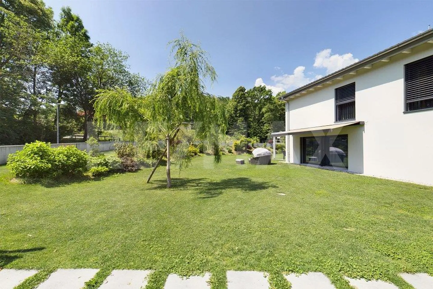 Villa moderna con grande giardino - Foto 3 di 13