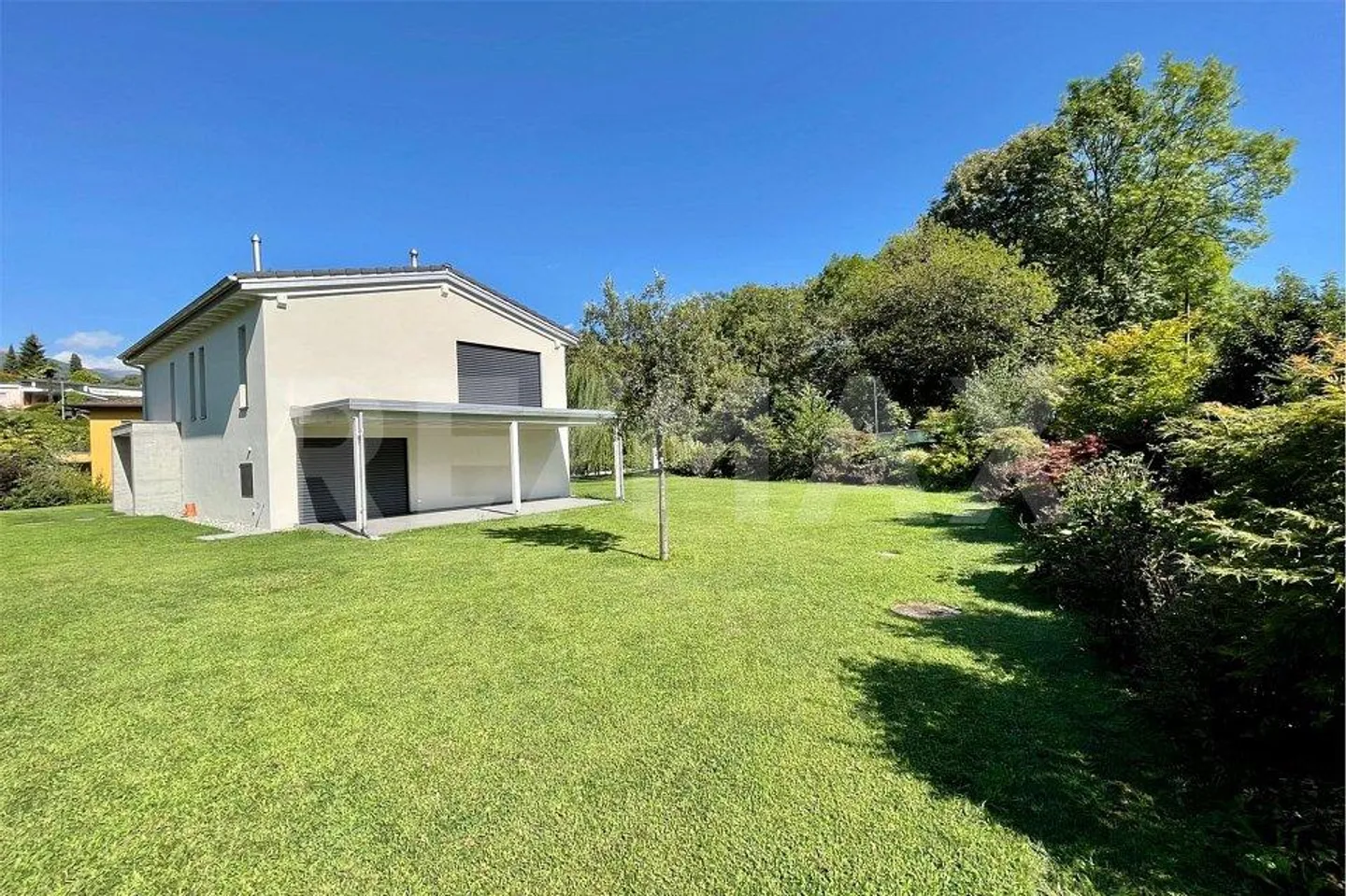 Villa moderna con grande giardino - Foto 4 di 13
