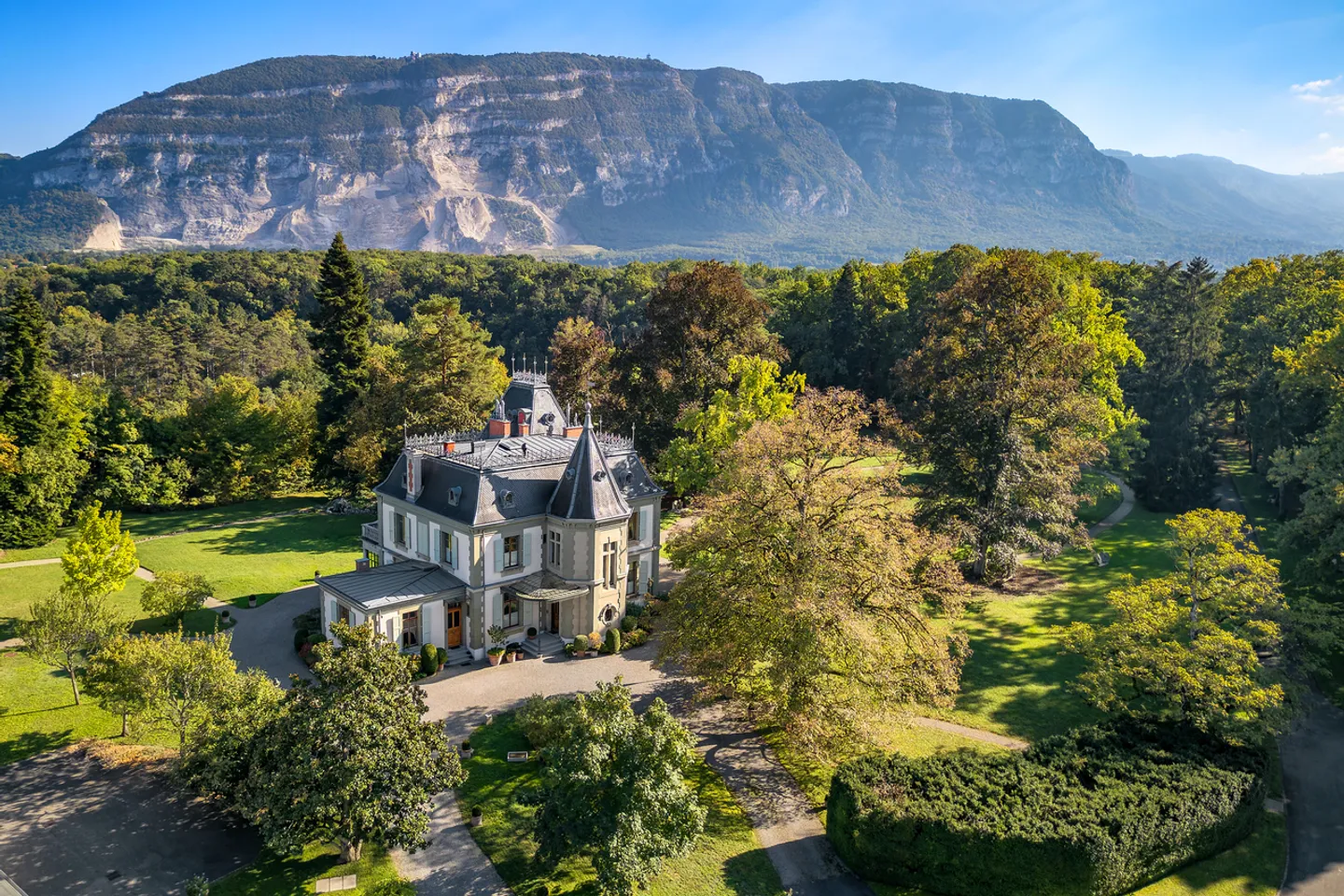 Außergewöhnliches Château aus dem 19. Jahrhundert und 9,5 Hektar Anwesen - Foto 1 von 22
