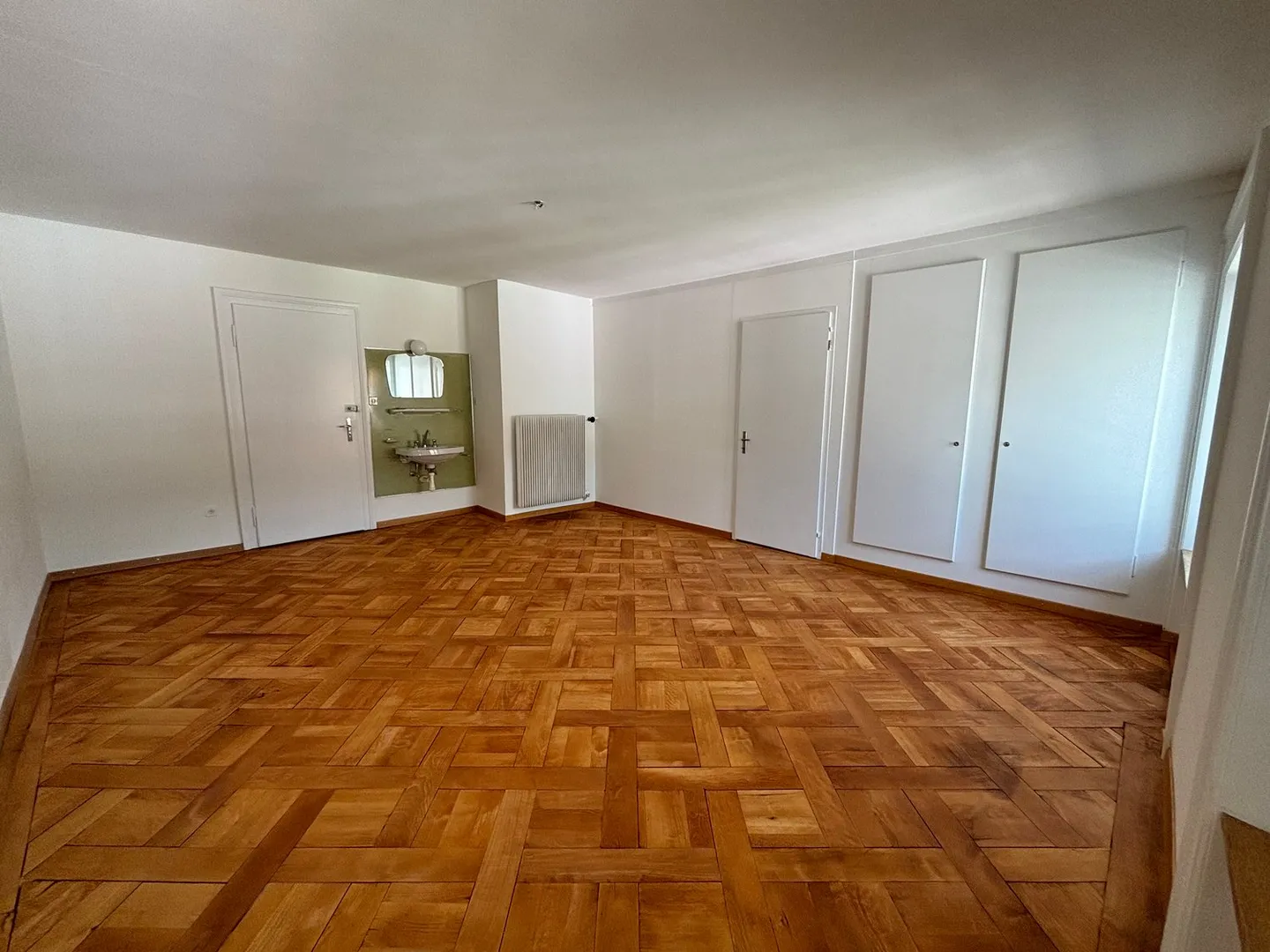 Charming 3.5-room apartment on Bahnhofstrasse in Biel - Photo 2 of 12