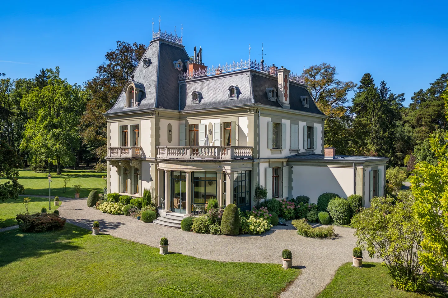 Außergewöhnliches Château aus dem 19. Jahrhundert und 9,5 Hektar Anwesen - Foto 2 von 22