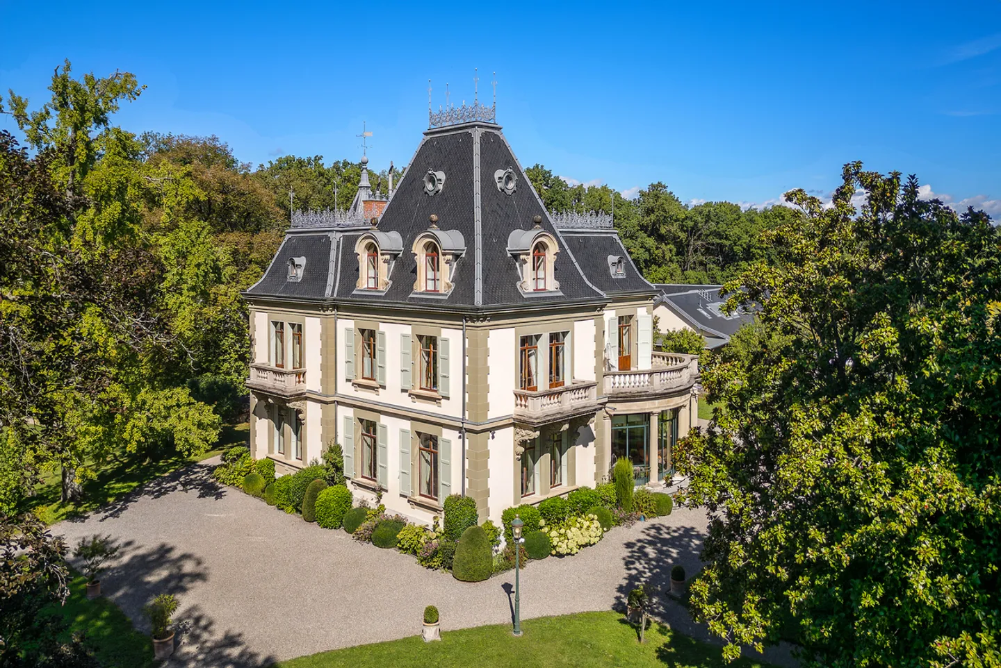 Außergewöhnliches Château aus dem 19. Jahrhundert und 9,5 Hektar Anwesen - Foto 3 von 22