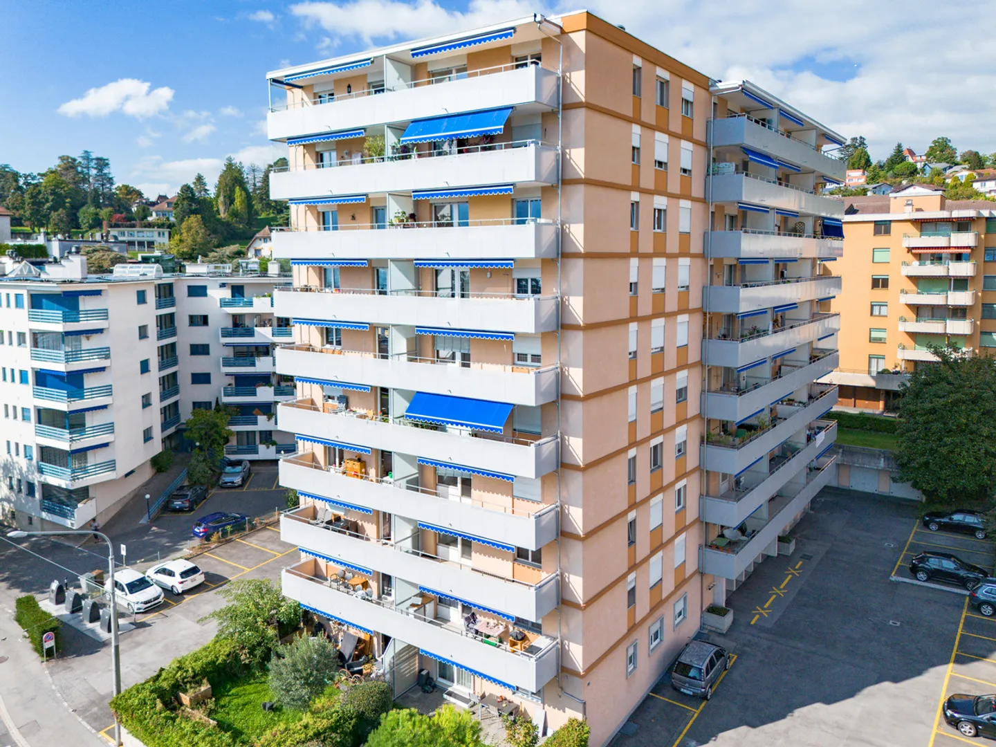 Large apartment with lake view and just steps from amenities! - Photo 13 of 14