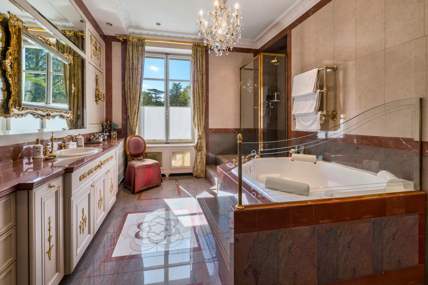 Außergewöhnliches Château aus dem 19. Jahrhundert und 9,5 Hektar Anwesen - Foto 16 von 22