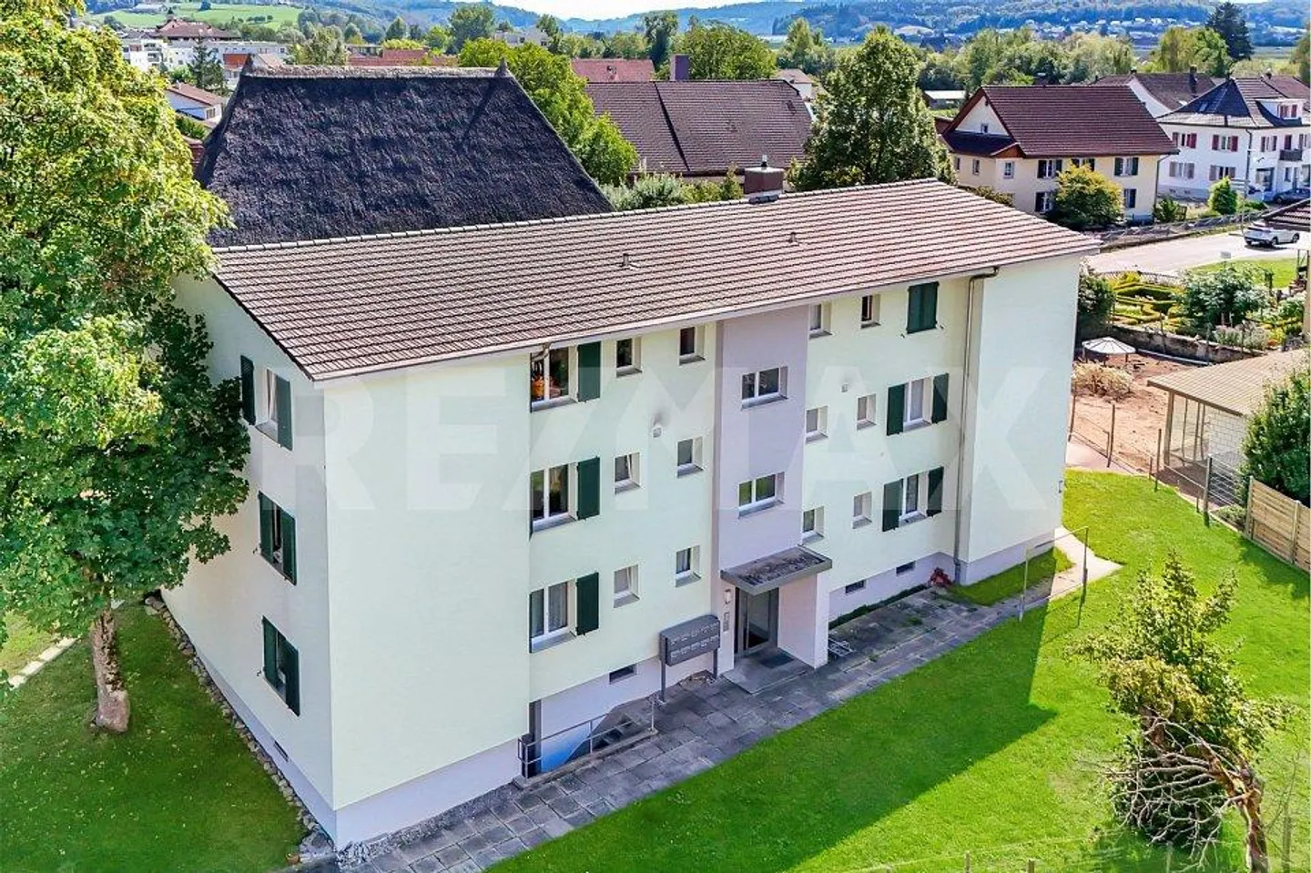Maison multifamiliale bien entretenue avec trois appartements de 2½ et six appartements de 3½ pièces - Photo 9 sur 10
