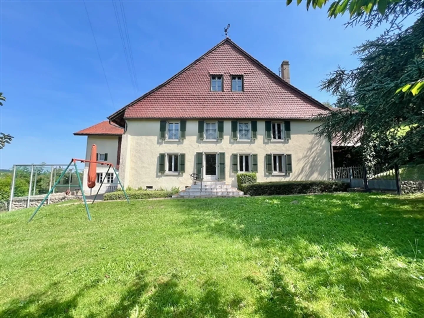 Ferme rénovée 4,5 pièces avec grande ferme sur 2 parcelles de 3'109 m2 - Photo 2 sur 13