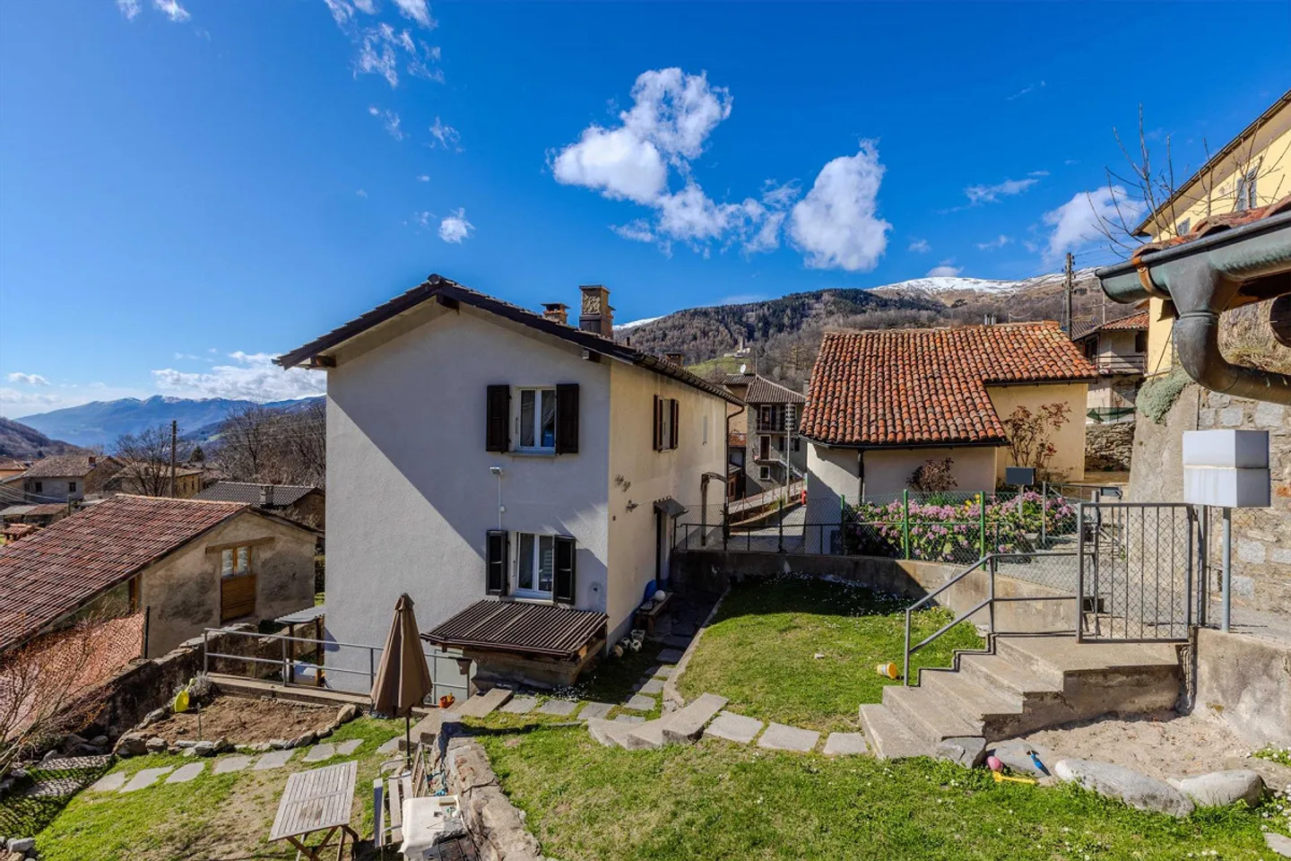 Geräumiges Haus 9 Lok. mit drei Einheiten zur Miete in Lugano Bogno - Photo 1 sur 9