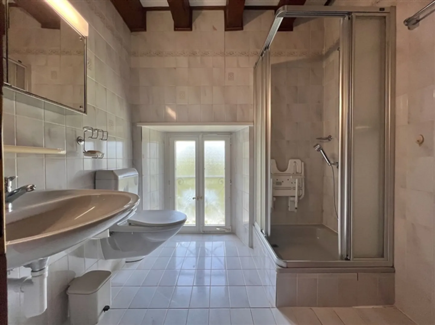 Ferme rénovée 4,5 pièces avec grande ferme sur 2 parcelles de 3'109 m2 - Photo 7 sur 13