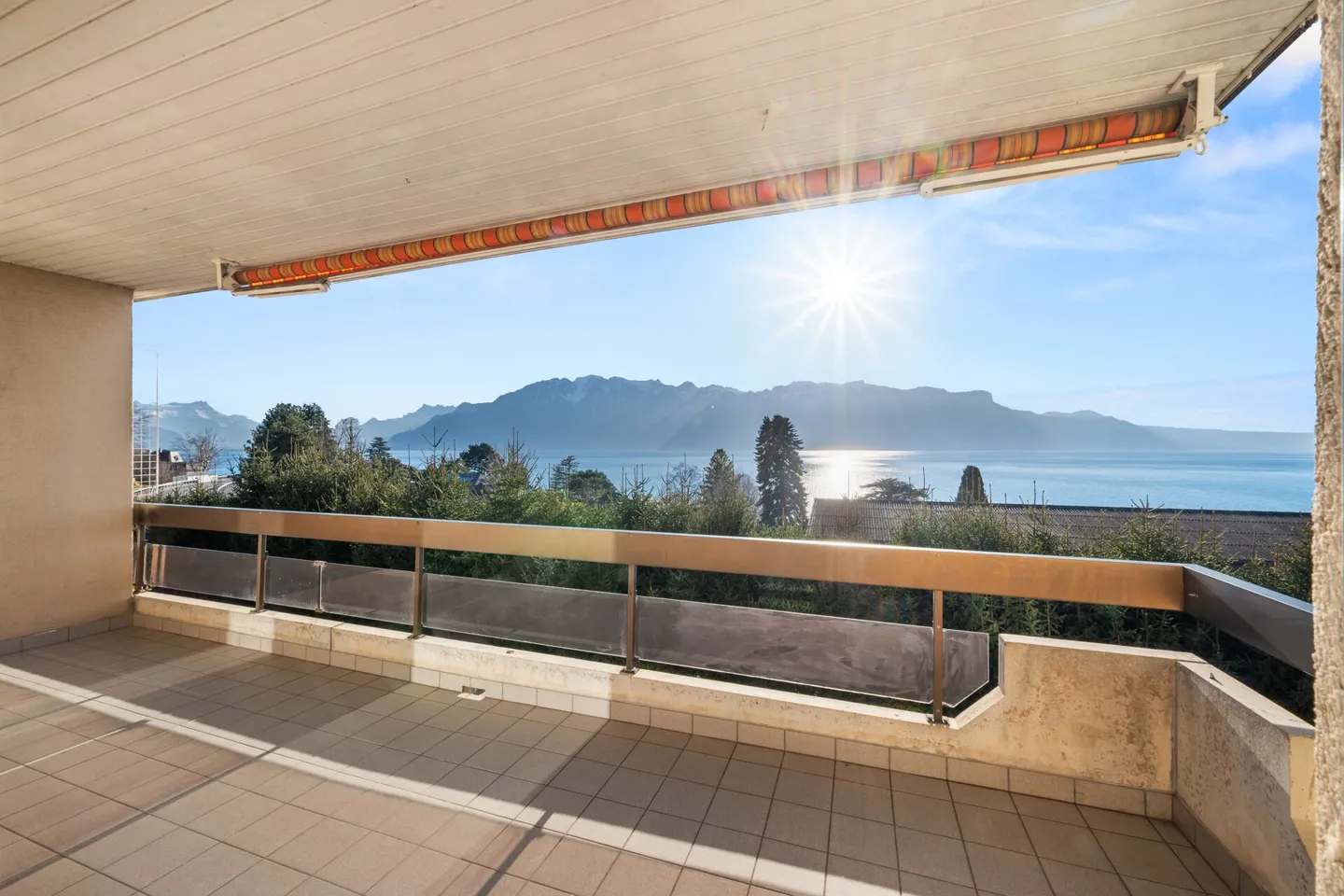 4.5-room apartment with panoramic lake view - Photo 2 of 14