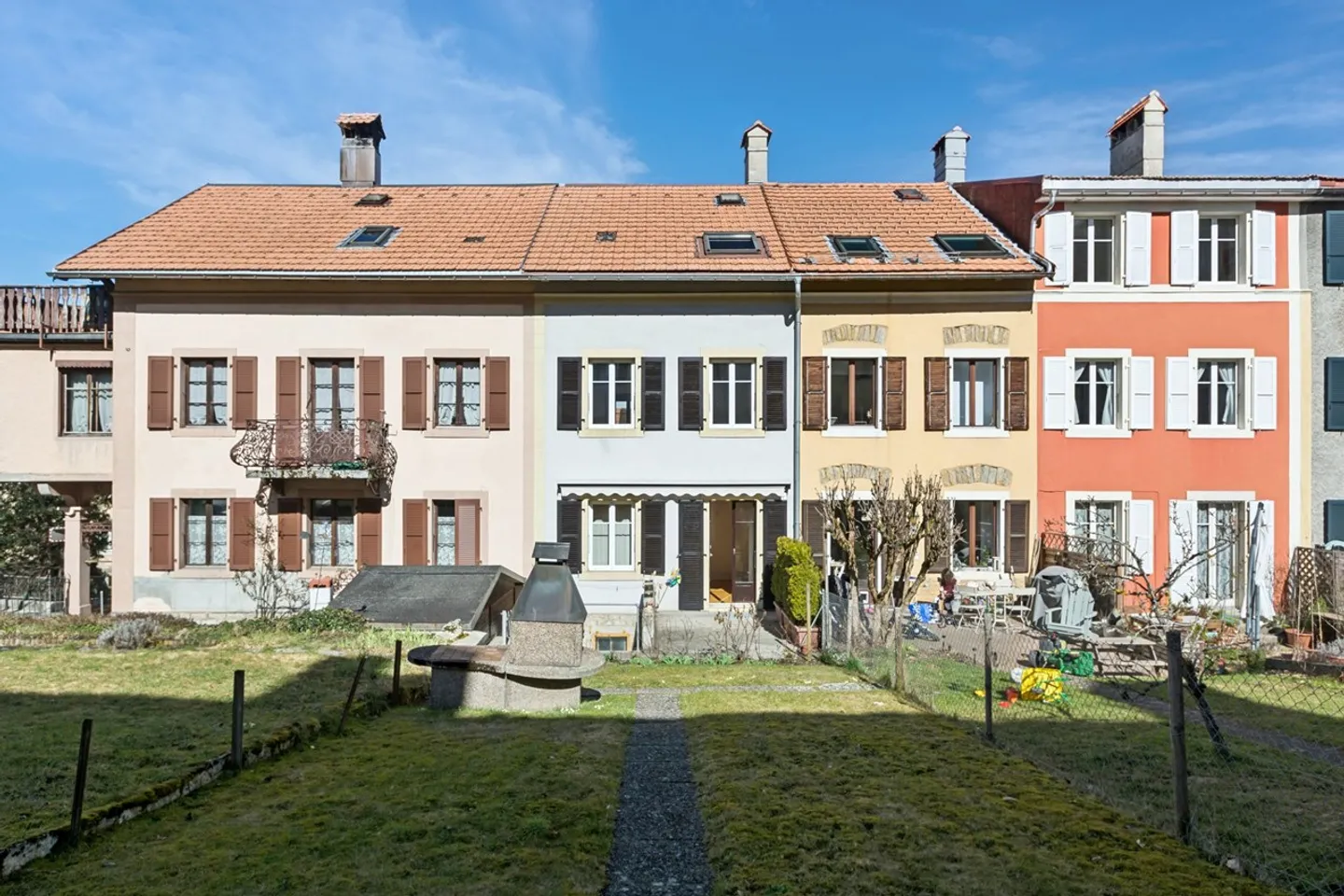 Maison mitoyenne avec de belles possibilités de rénovation - Photo 1 sur 6