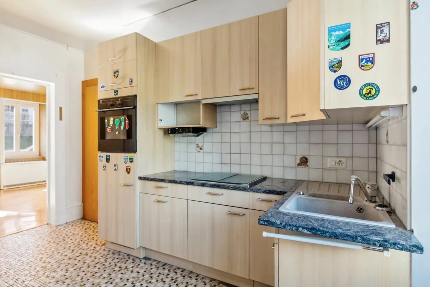 Maison mitoyenne avec de belles possibilités de rénovation - Photo 2 sur 6