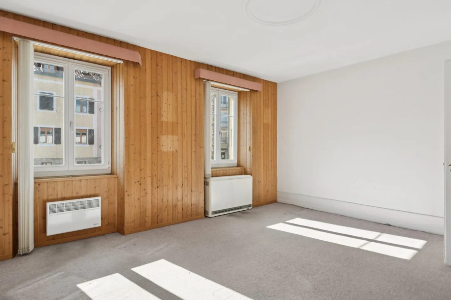 Maison mitoyenne avec de belles possibilités de rénovation - Photo 5 sur 6