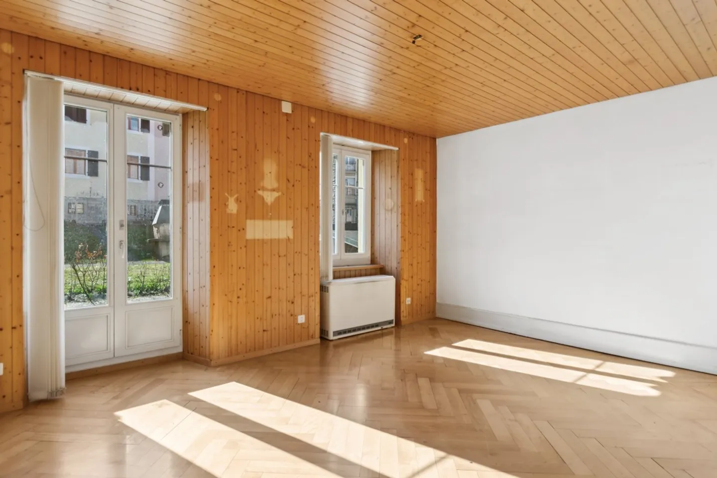 Maison mitoyenne avec de belles possibilités de rénovation - Photo 3 sur 6