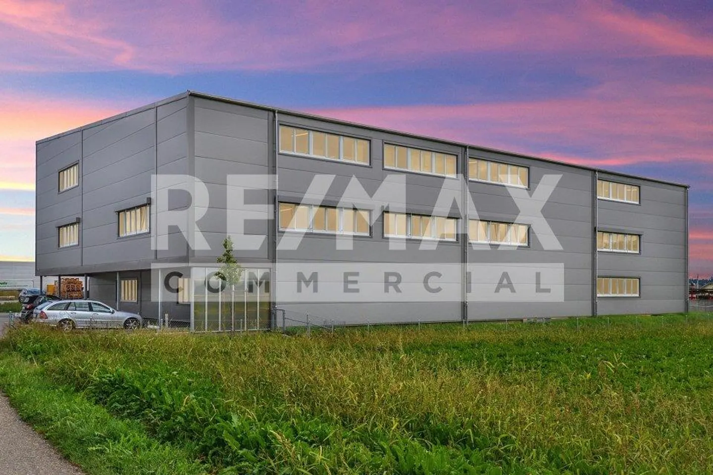Edificio commerciale versatile con uffici e un negozio a Ni... - Foto 1 di 11