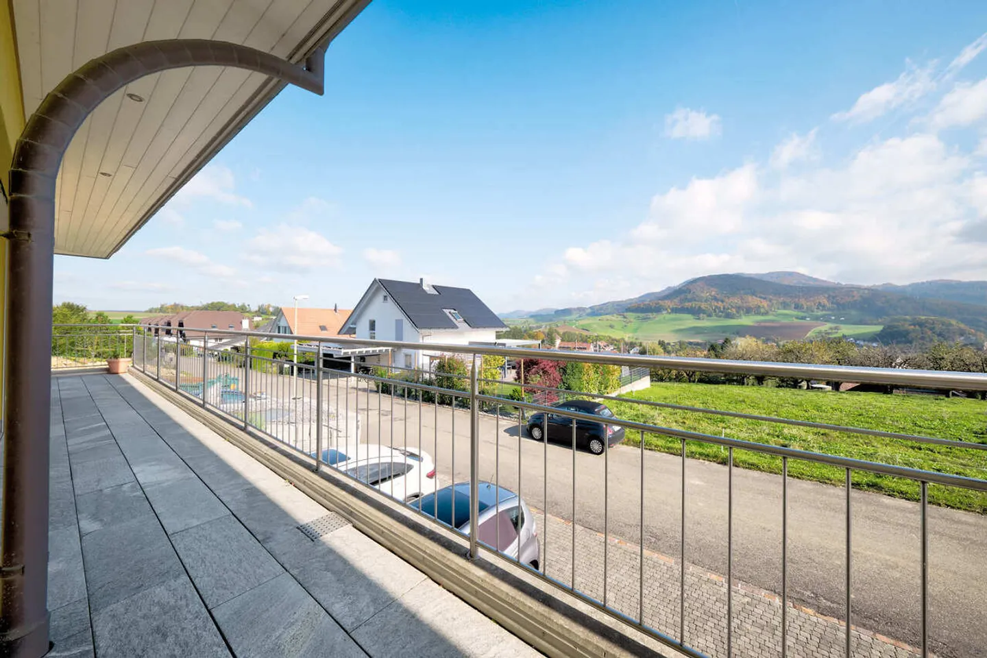 Exclusive living in a sun-drenched location - Photo 2 of 13