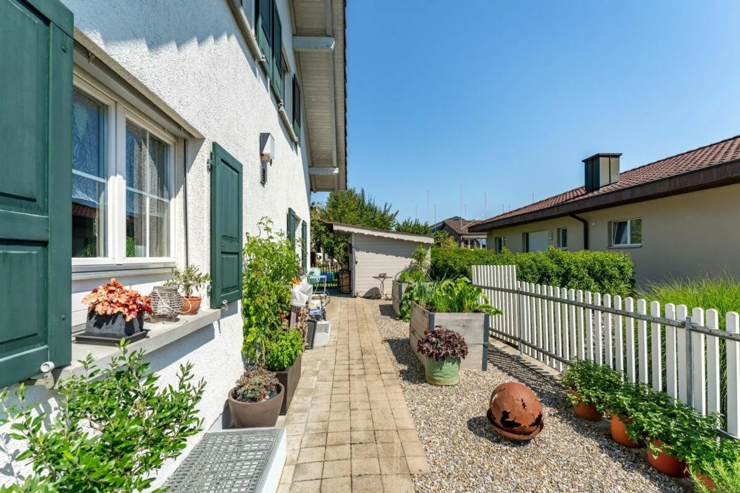 Herrschaftlechs Landhuus in una posizione di quartiere soleggiata - Foto 3 di 12