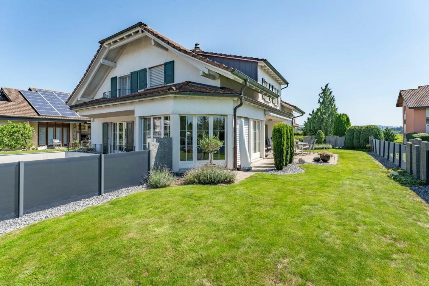 Herrschaftlechs Landhuus in una posizione di quartiere soleggiata - Foto 1 di 12