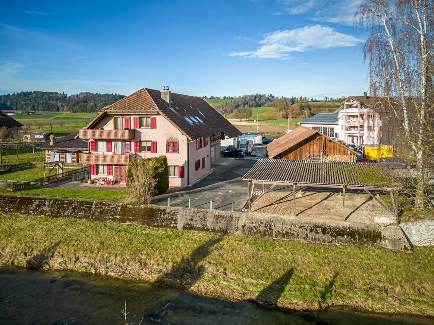 Casa residenziale con fienile in posizione idilliaca - Foto 1 di 14