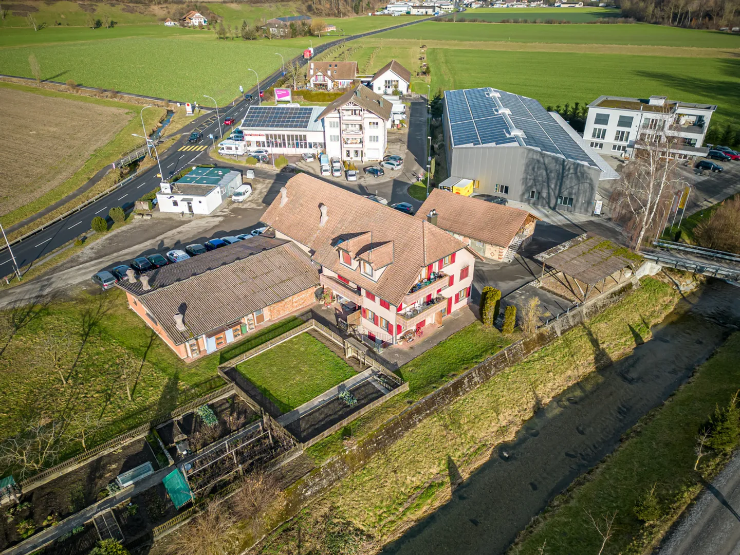 Casa residenziale con fienile in posizione idilliaca - Foto 2 di 14
