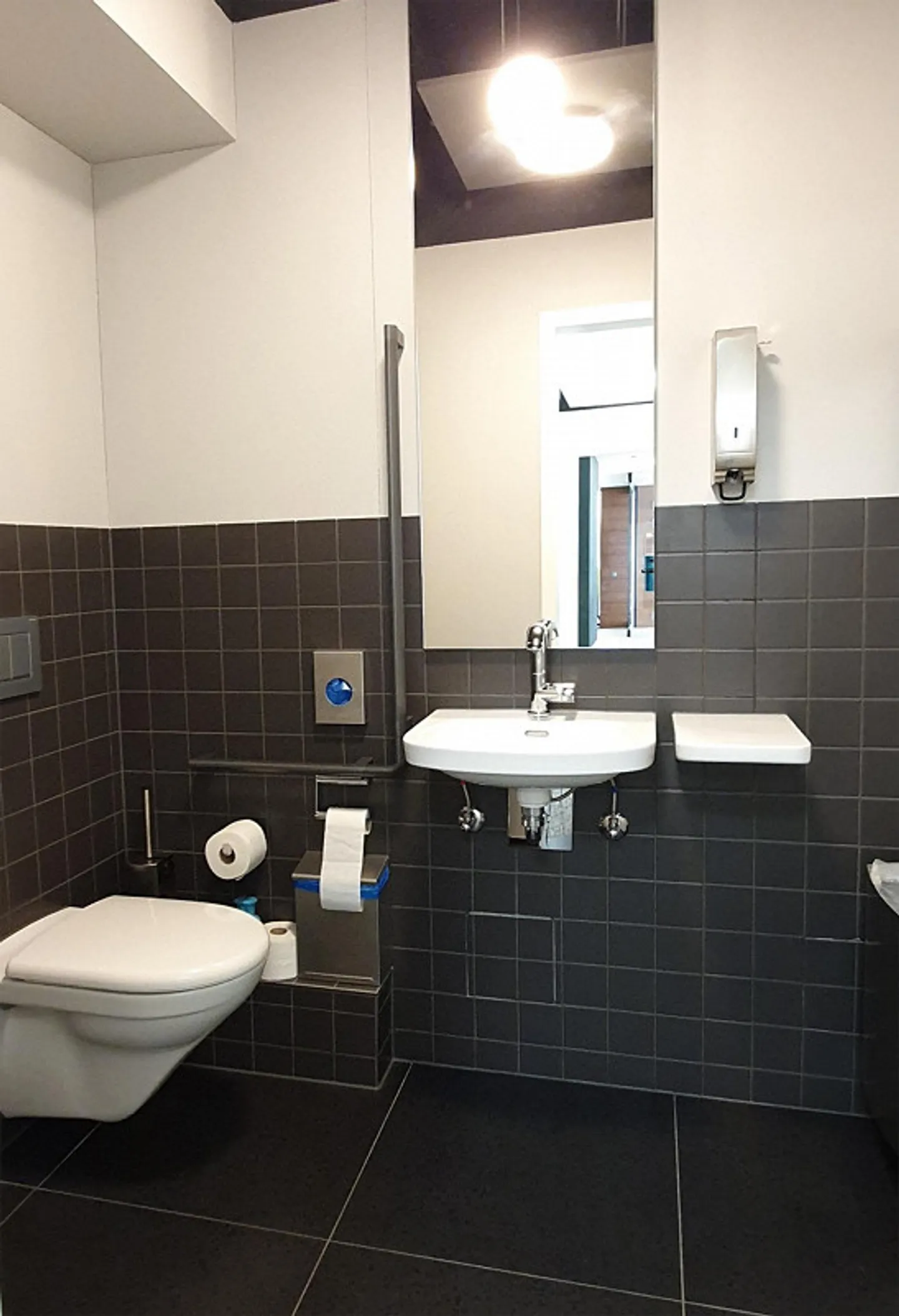 First-class office/practice/sales spaces in the center and train station - Photo 11 of 13