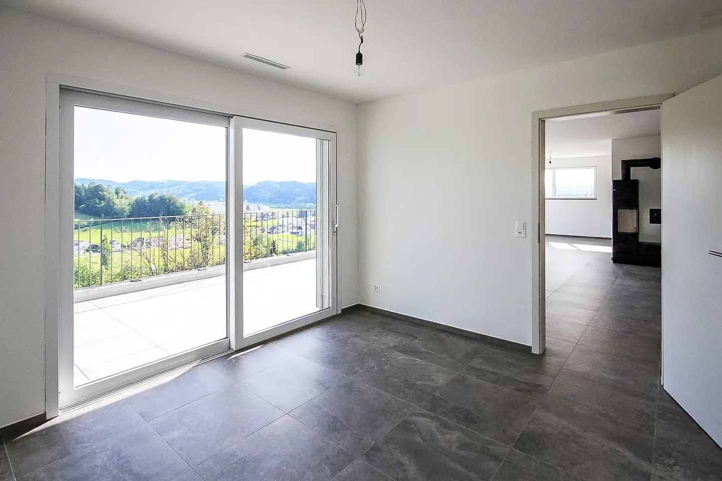 Stunning 4.5 Room Apartment with Beautiful Views and Plenty of Parking - Photo 4 of 14