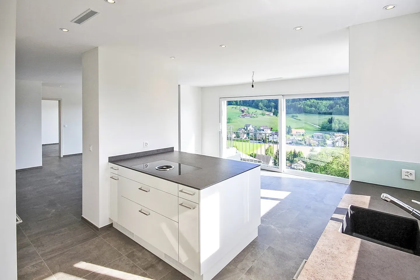 Stunning 4.5 Room Apartment with Beautiful Views and Plenty of Parking - Photo 5 of 14