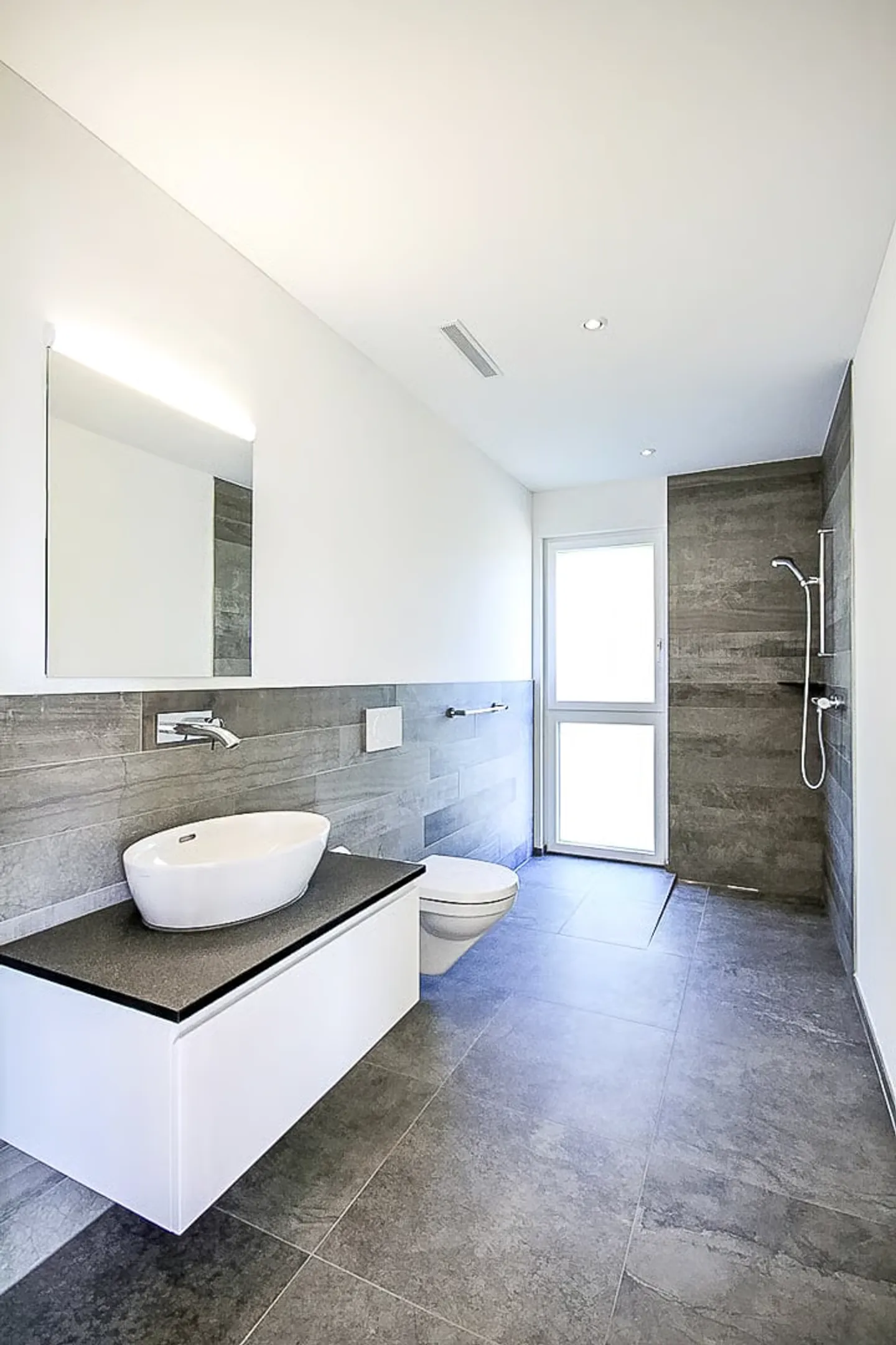 Stunning 4.5 Room Apartment with Beautiful Views and Plenty of Parking - Photo 8 of 14