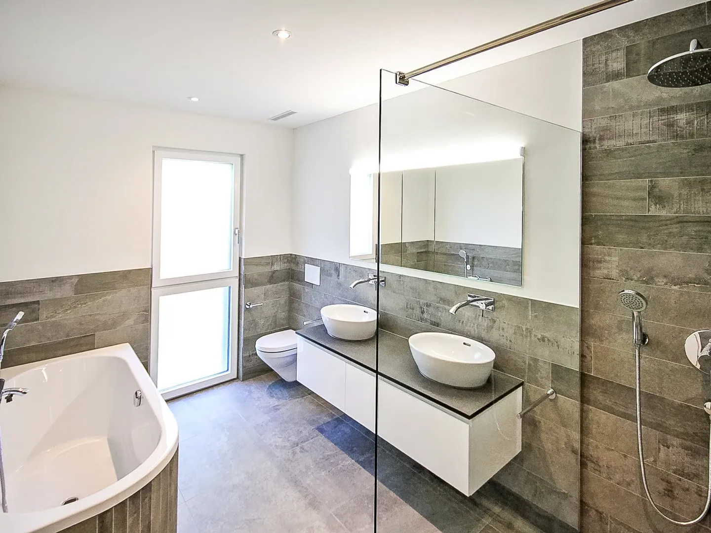 Stunning 4.5 Room Apartment with Beautiful Views and Plenty of Parking - Photo 7 of 14