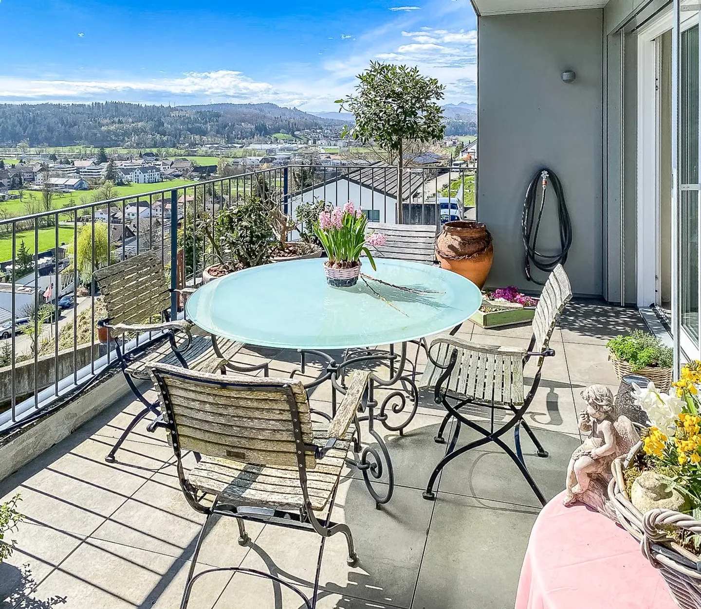 Stunning 4.5 Room Apartment with Beautiful Views and Plenty of Parking - Photo 9 of 14