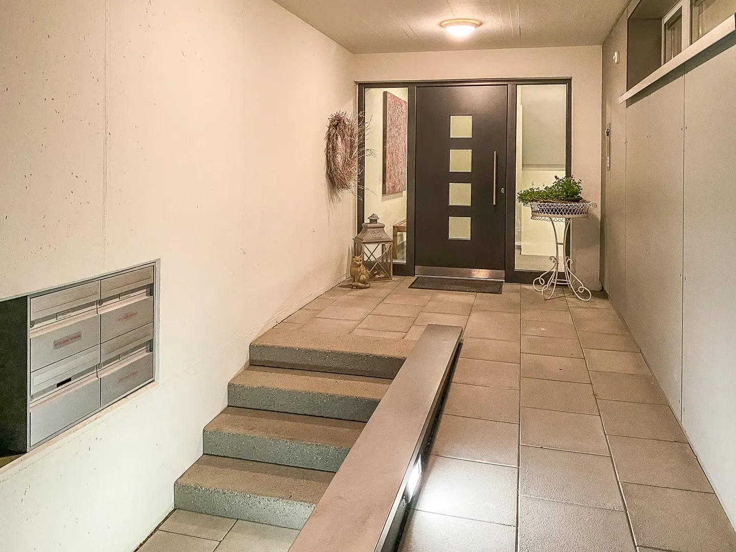Stunning 4.5 Room Apartment with Beautiful Views and Plenty of Parking - Photo 13 of 14