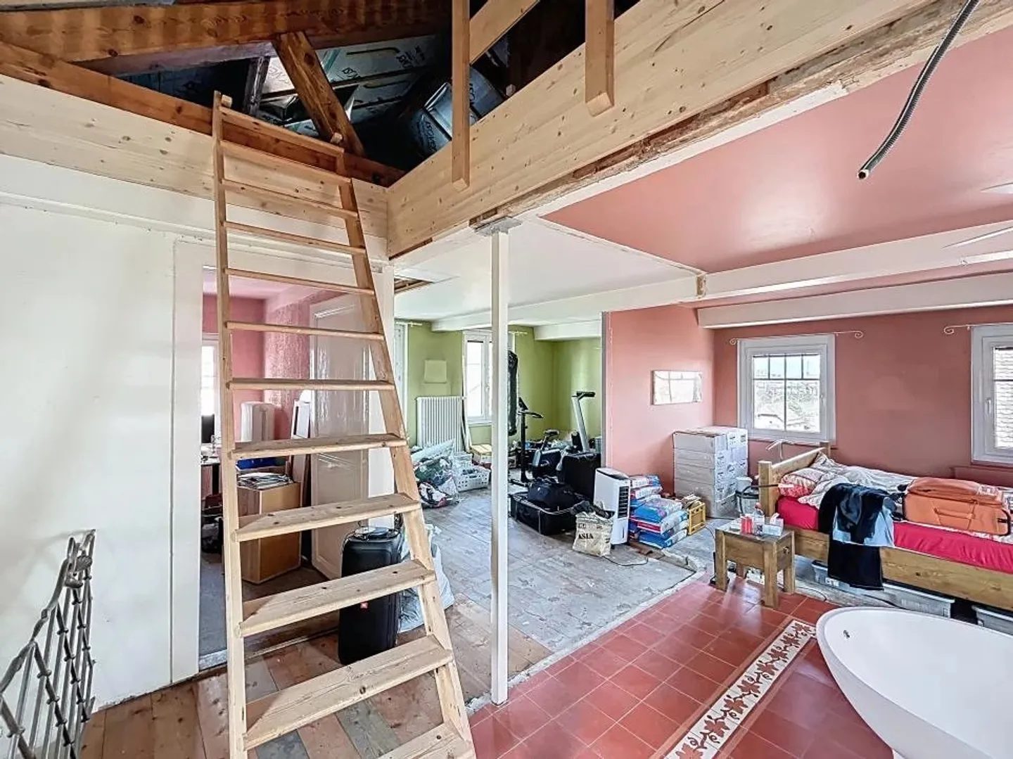 Grande maison à rénover au cœur du village ! Vue magnifique ! - Photo 6 sur 13