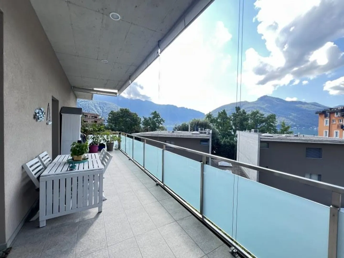 ESCLUSIVO ATTICO DI 4.5 LOCALI CON SPLENDIDA VISTA LAGO - Foto 2 di 13