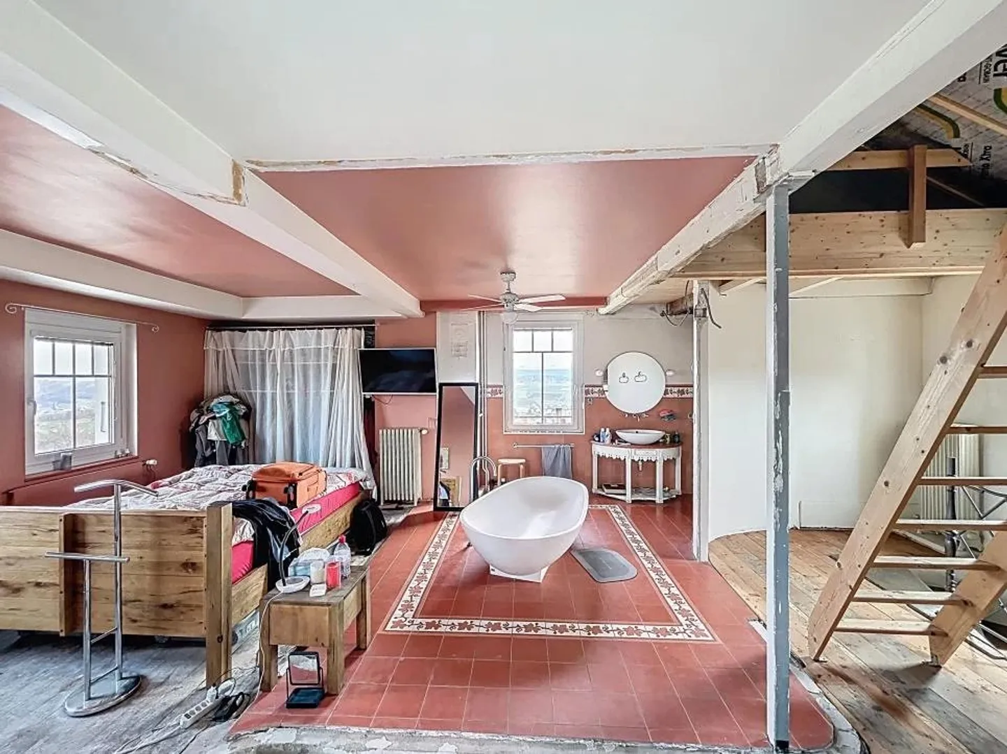 Grande maison à rénover au cœur du village ! Vue magnifique ! - Photo 7 sur 13