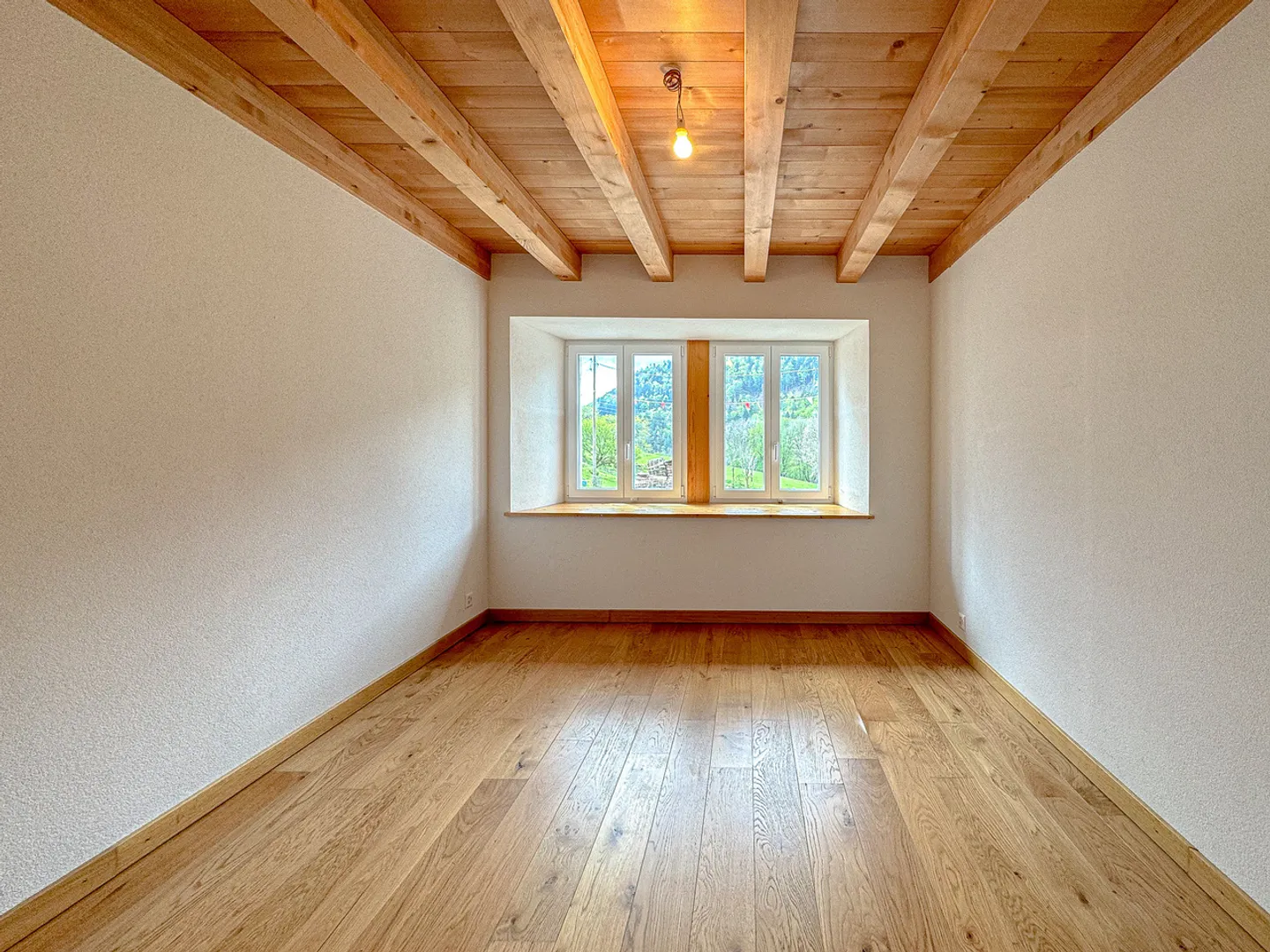 Maison mitoyenne de 2 logements entièrement rénovée
Avec 4 garages - Photo 13 sur 28