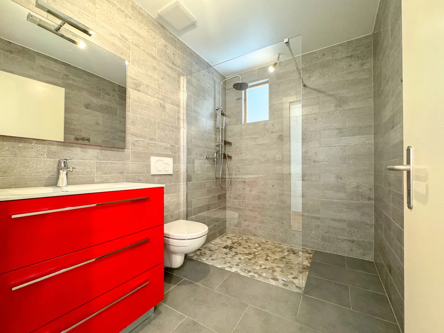 Maison mitoyenne de 2 logements entièrement rénovée
Avec 4 garages - Photo 19 sur 28
