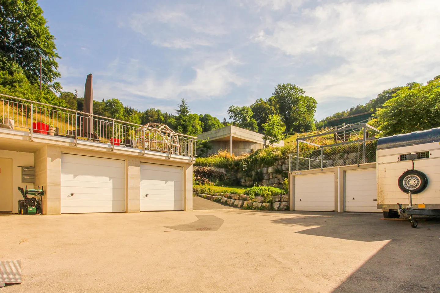 Maison mitoyenne de 2 logements entièrement rénovée
Avec 4 garages - Photo 23 sur 28