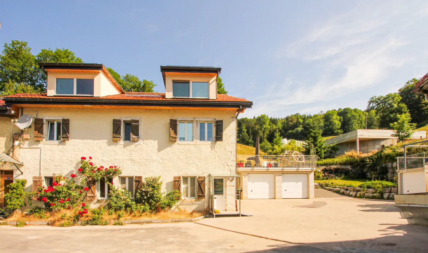 Maison mitoyenne de 2 logements entièrement rénovée
Avec 4 garages - Photo 24 sur 28