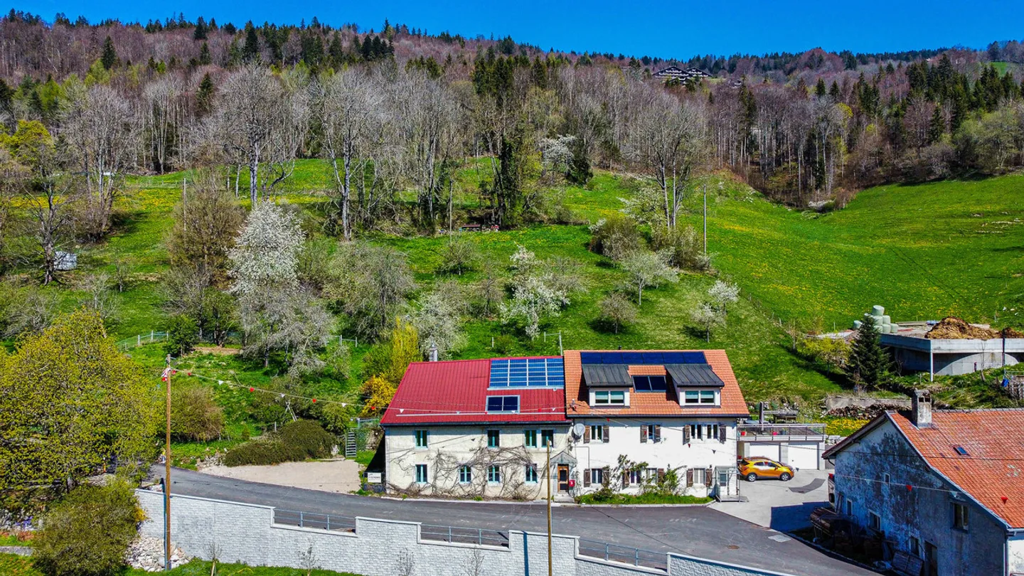 Maison mitoyenne de 2 logements entièrement rénovée
Avec 4 garages - Photo 25 sur 28