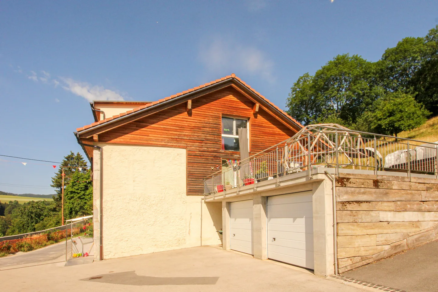 Maison mitoyenne de 2 logements entièrement rénovée
Avec 4 garages - Photo 27 sur 28