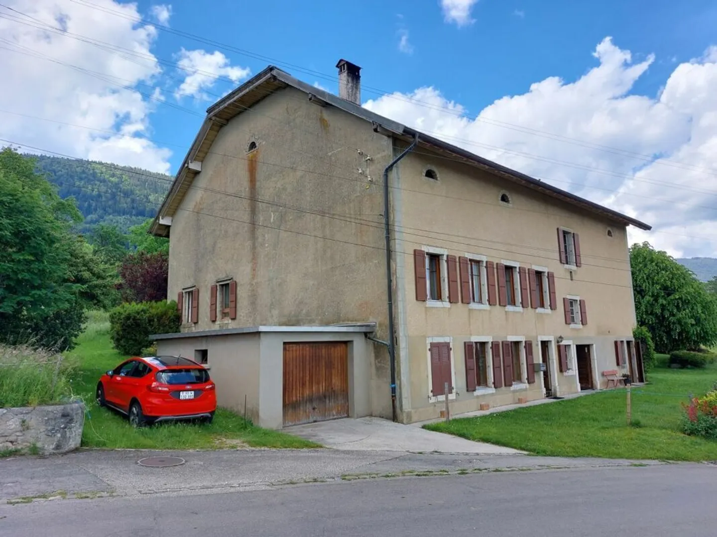 Charmante Bauernhof mit Blick auf den See und die Alpen, auf einem Grundstück von 2.867 m², einschließlich zwei Wohnungen und einer Scheune - Foto 1 von 16