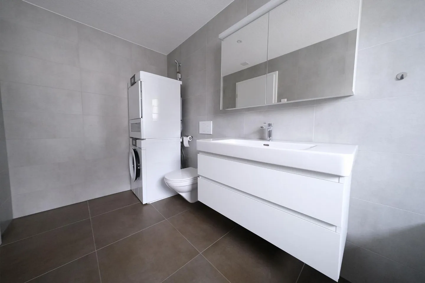 Modern and spacious gallery apartment with a view of the greenery - Photo 1 of 14