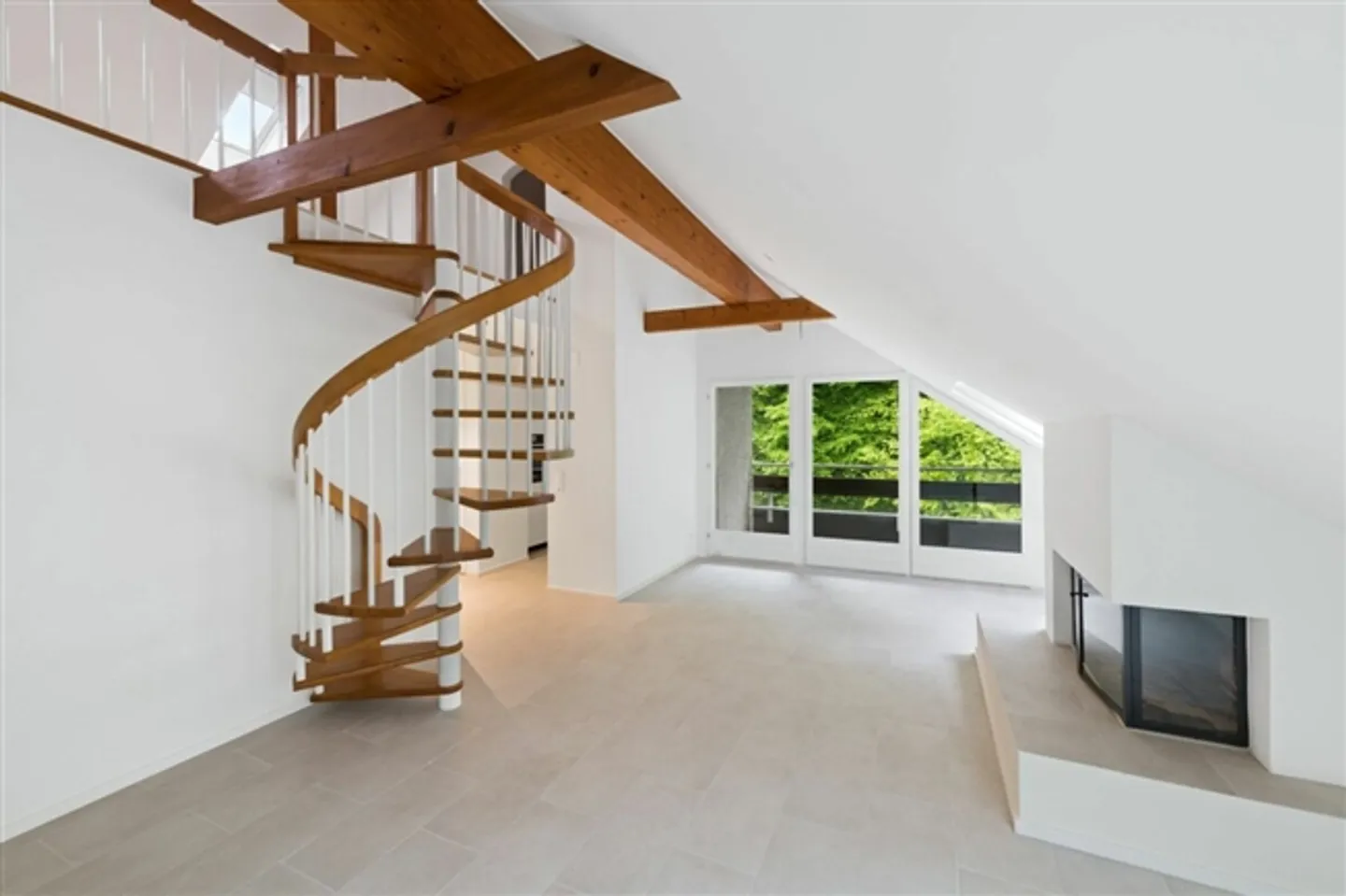 RENOVATED, QUIET AND SPACIOUS - Photo 2 of 11