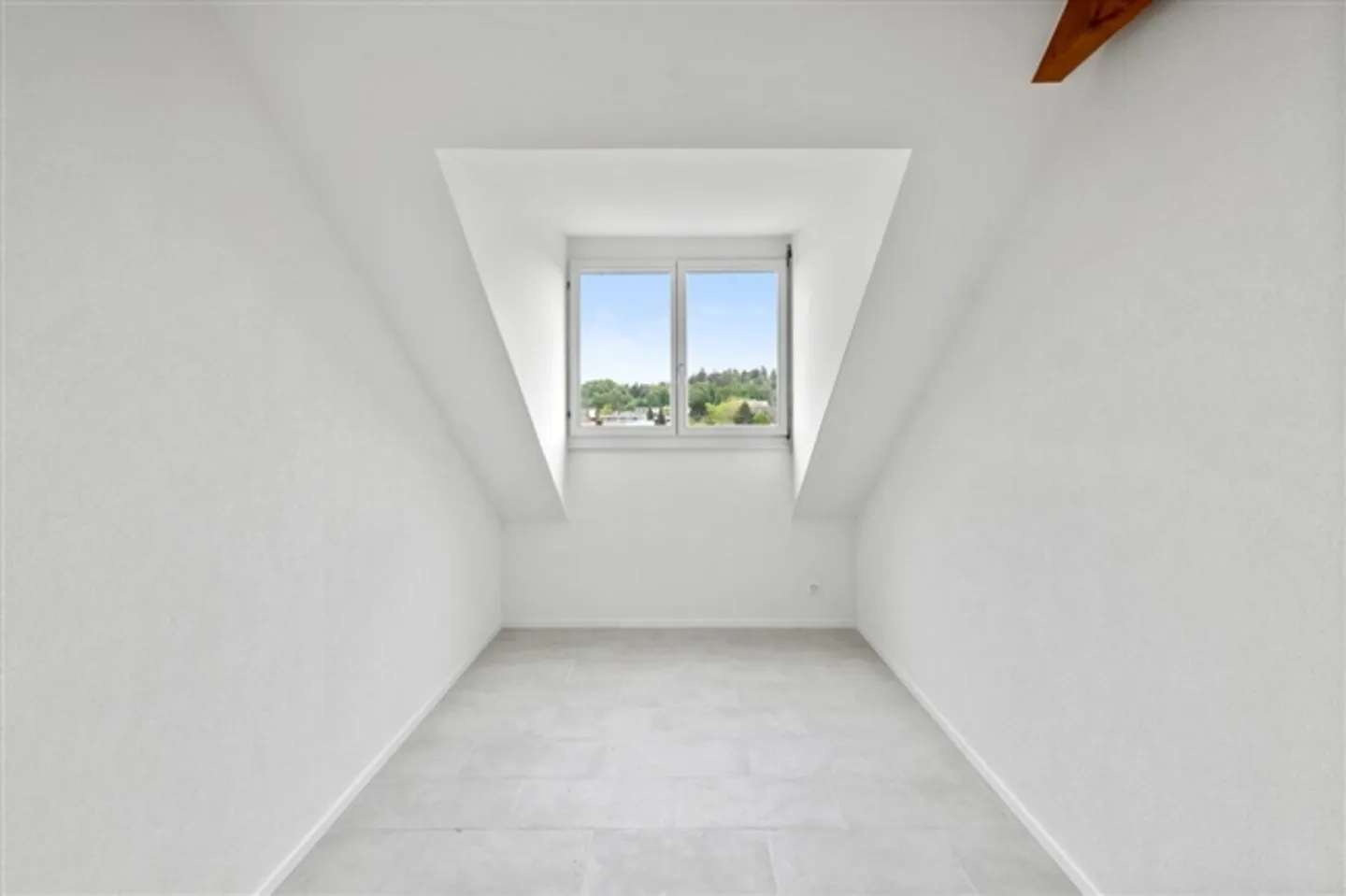 RENOVATED, QUIET AND SPACIOUS - Photo 8 of 11