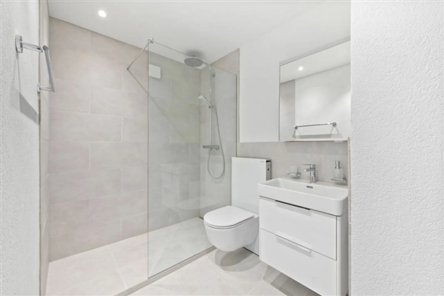 RENOVATED, QUIET AND SPACIOUS - Photo 10 of 11